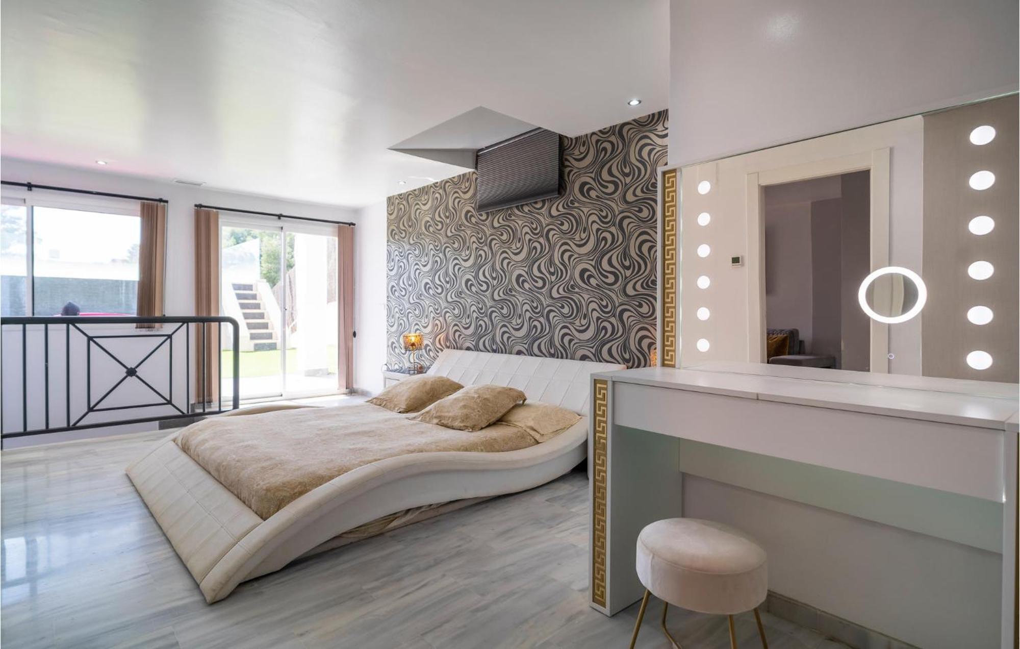 Lovely In With Swimming Pool Holiday home