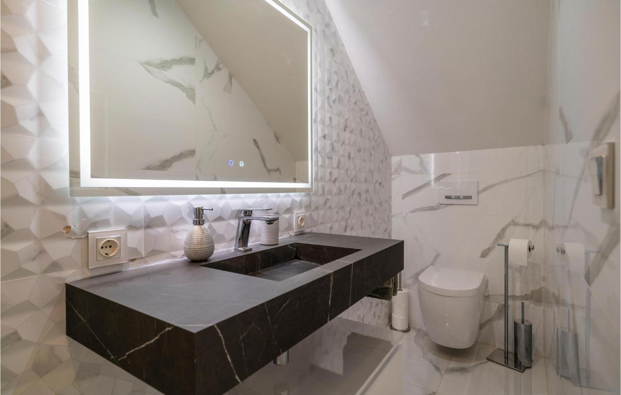 Сasa de vacaciones Lovely In With Swimming Pool Marbella